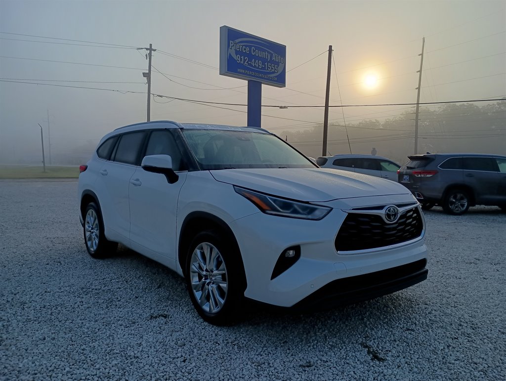 2022 Toyota Highlander Limited's photo